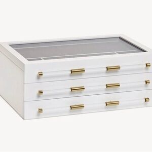 Kendra Scott jewelry box.